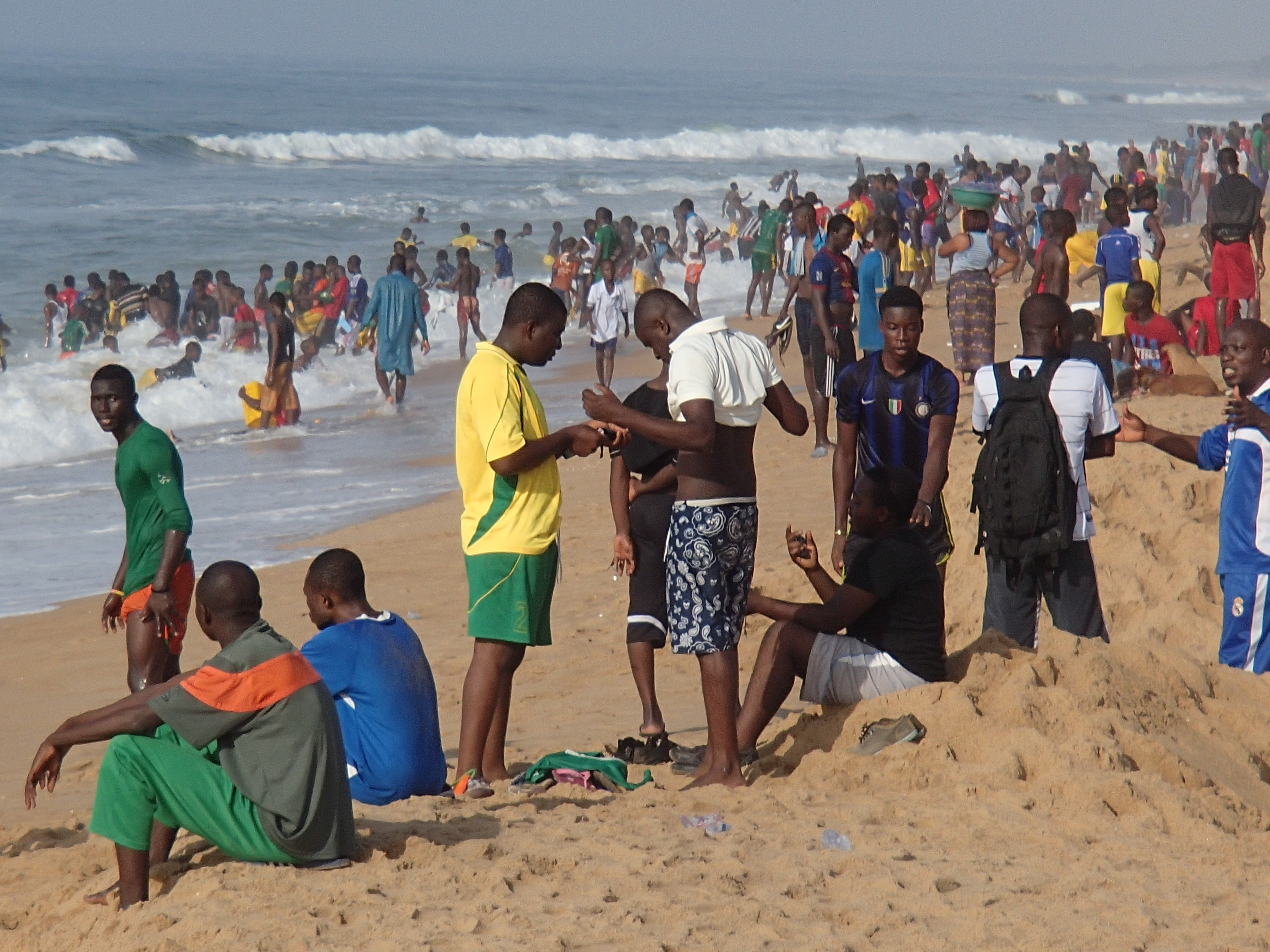 Togolaisia virkistäytymässä Guineanlahden rannalla